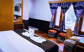 !!! Hotel Hilltop At Mall Road Manali !!! With Open Terrace !! Family Hotel !!